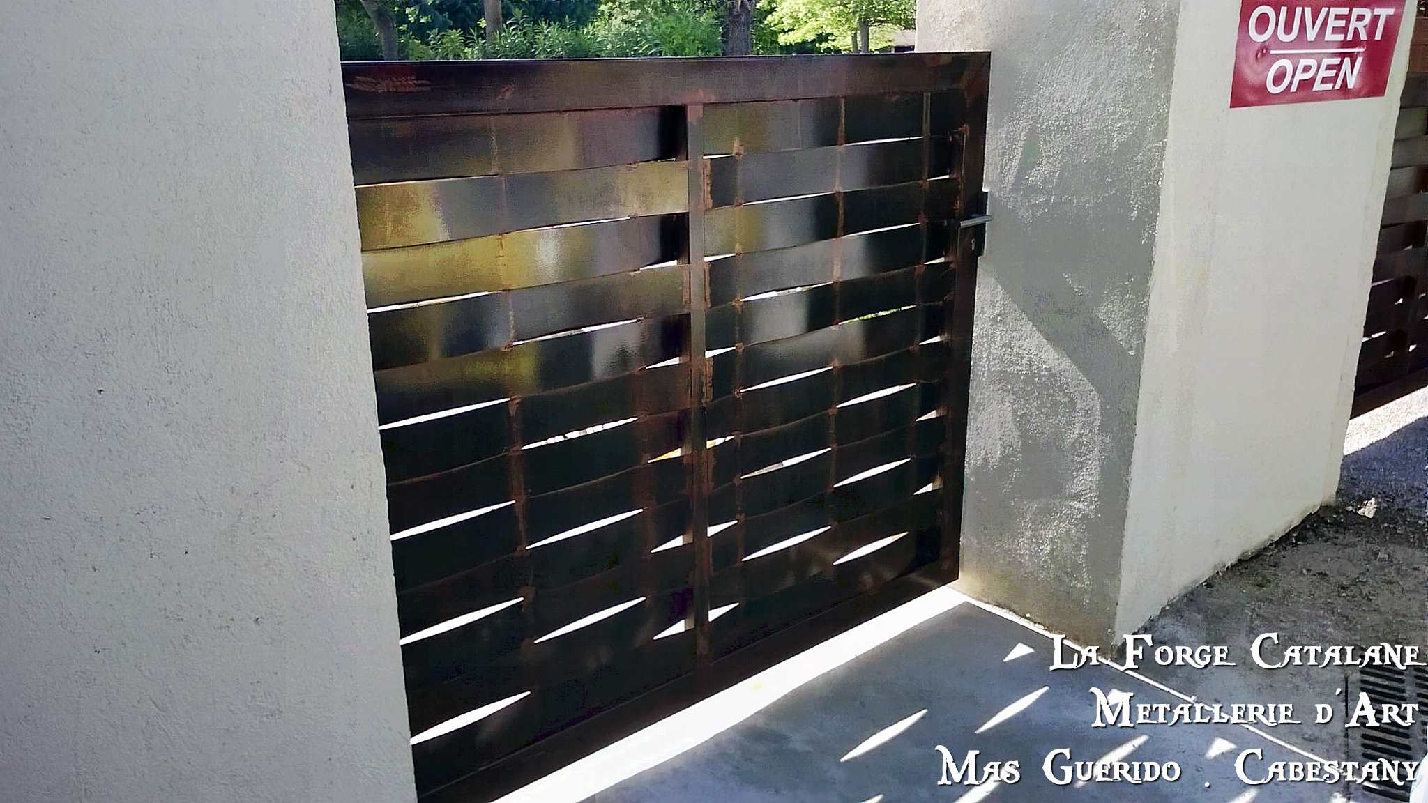 Portail tole effet lames tresses rouille forge catalane 1.jpg